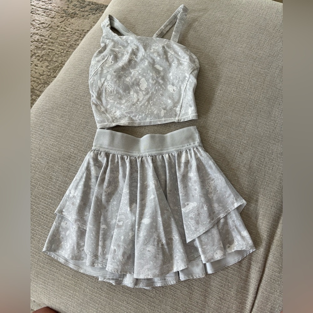 Lululemon Athletica Gray & White Ruffled Tiered Mini Skirt